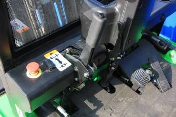 Elektro viljuškar EP EFXZ nosivosti 2.500 kg sa visinom dizanja do 4,5 metara za skladišnu i industrijsku upotrebu.
