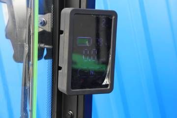 Elektro viljuškar EP EFXZ nosivosti 2.500 kg sa visinom dizanja do 4,5 metara za skladišnu i industrijsku upotrebu.