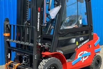 Elektro viljuškar EFL253 sa punom kabinom i litijumskom baterijom