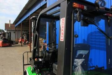 Elektro viljuškar EP EFXZ nosivosti 2.500 kg sa visinom dizanja do 4,5 metara za skladišnu i industrijsku upotrebu.