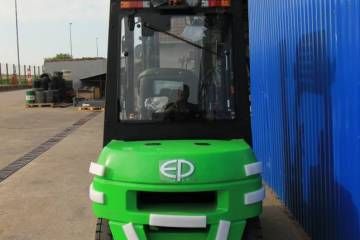 Elektro viljuškar EP EFXZ nosivosti 2.500 kg sa visinom dizanja do 4,5 metara za skladišnu i industrijsku upotrebu.