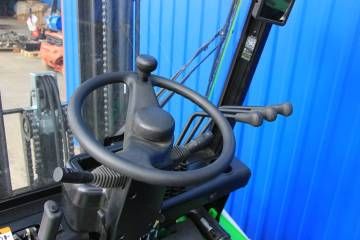 Radno mesto operatera na viljuškaru EFXZ 301 sa polukabinom