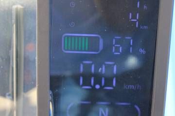 Elektro viljuškar TVL18 sa polukabinom i visinom dizanja do 5,5 metara za skladišnu i industrijsku upotrebu.