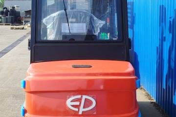 Elektro viljuškar EFL353 pri manipulaciji paletama u industrijskom objektu