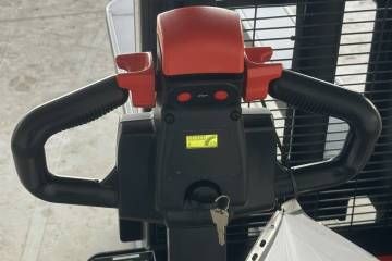 Upravljačka ručka i komande elektro stakera ESL122