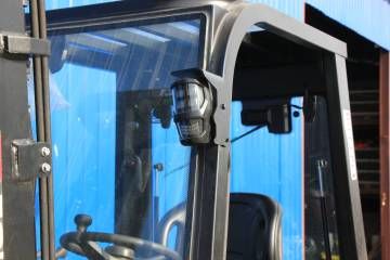 Elektro viljuškar EP EFXZ nosivosti 2.500 kg sa visinom dizanja do 4,5 metara za skladišnu i industrijsku upotrebu.