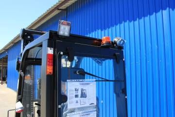Elektro viljuškar TVL18 sa polukabinom i visinom dizanja do 5,5 metara za skladišnu i industrijsku upotrebu.