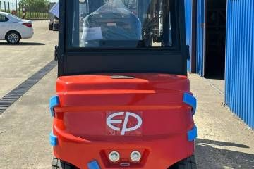 Elektro viljuškar EFL253 sa visinom dizanja 4,8 m