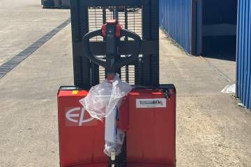 Elektro staker DS4 sa litijumskom baterijom i visinom dizanja do 2 metra za manipulaciju paletama u magacinu.