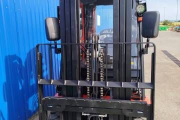 Dizel viljuškar CPCD30-T8 za podizanje i transport tereta u industrijskim pogonima, skladištima i na otvorenom prostoru.